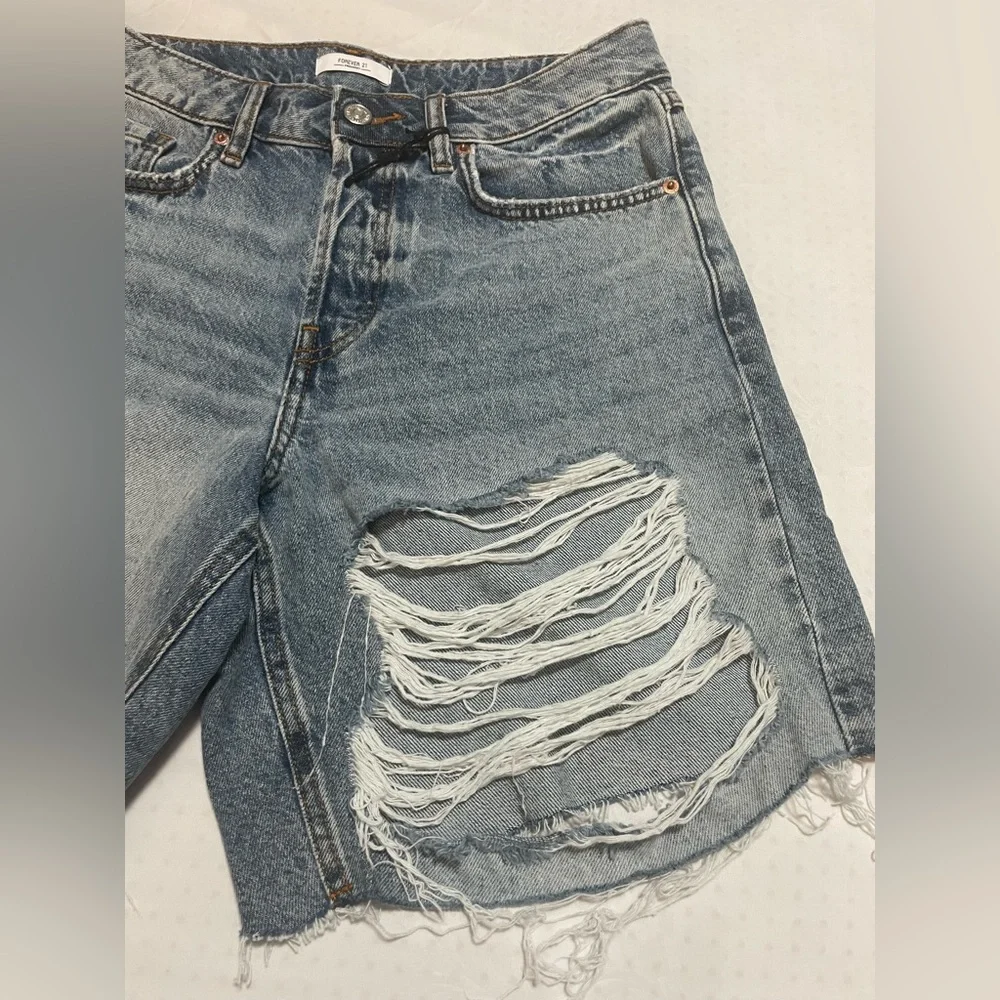 Forever 21 women's Blue Distressed Jean Shorts, size 26, New with out tags